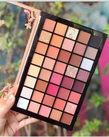 Lareen Glamour Eyeshadow 40 Shades for a Stunning Look